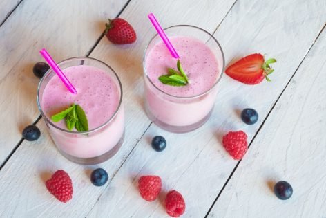 Молочный коктейль с ягодами