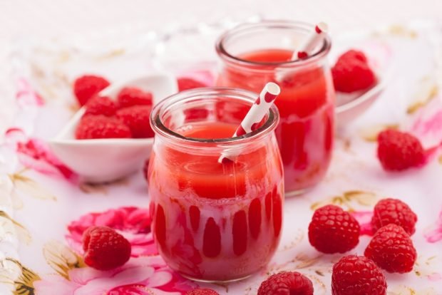 Smoothie with raspberries
