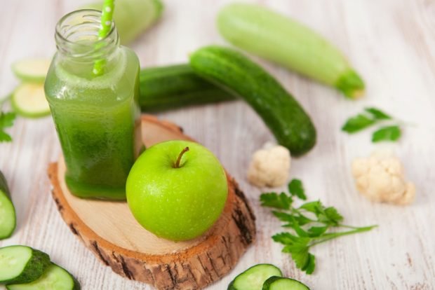 Smoothie with cucumber and apple