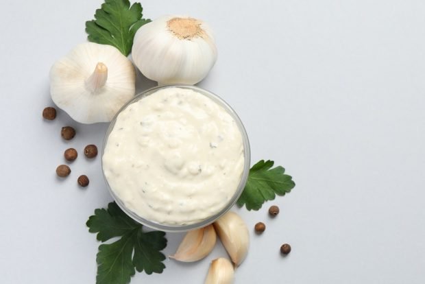 Garlic sauce with sour cream and mayonnaise