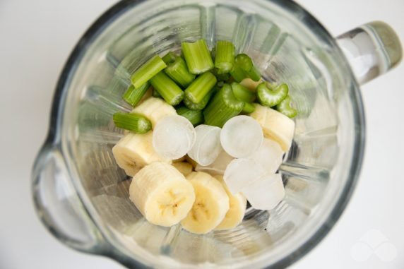Смузи из сельдерея и банана – фото приготовления рецепта, шаг 2