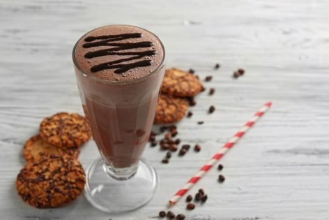Молочный шоколадный коктейль в блендере