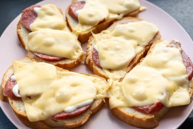 Бутерброды с сыром и колбасой на сковороде