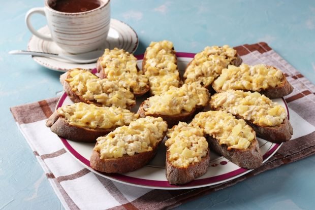 🥪 Горячие бутерброды с балыком и ананасами на сковороде — рецепт с фото