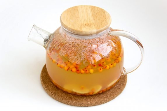 Чай с облепихой, имбирем и медом – фото приготовления рецепта, шаг 2
