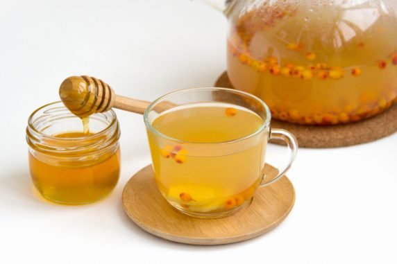 Чай с облепихой, имбирем и медом – фото приготовления рецепта, шаг 3