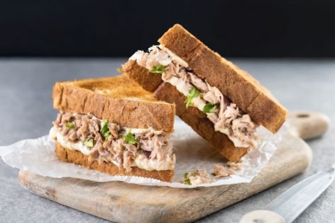 Сэндвич с консервированным тунцом