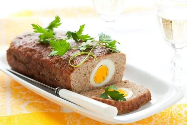 Мясной рулет с яйцом в слоеном тесте - пошаговый рецепт с фото