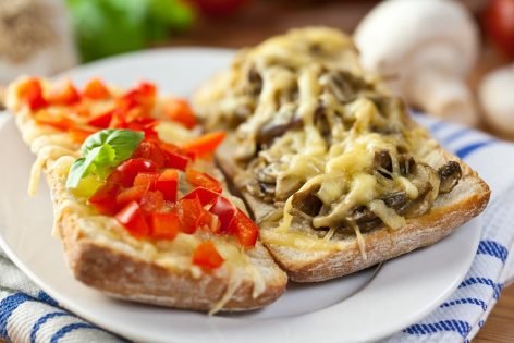 Бутерброды с грибами и сыром в духовке