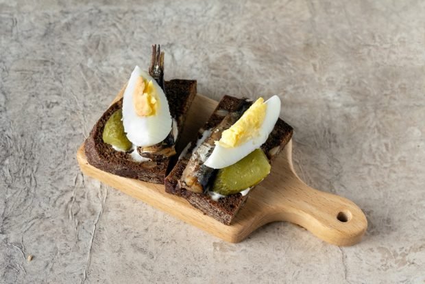 Бутерброды со шпротами, яйцом и соленым огурцом