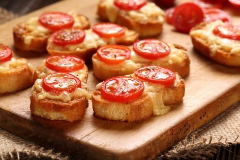 Горячие бутерброды в духовке с сыром и помидорами