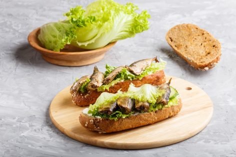 Простые бутерброды со шпротами и чесноком на праздничный стол