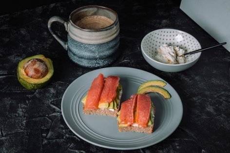 Простые и вкусные бутерброды с авокадо и красной рыбой