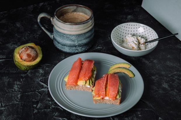10 аппетитных бутербродов с красной рыбой - Лайфхакер