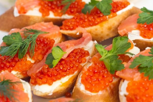 Бутерброды с красной рыбой и икрой на праздничный стол – простой и вкусный  рецепт, как приготовить пошагово