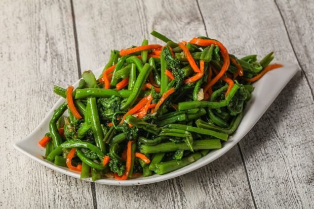 Классический рецепт – салат из жареного папоротника с морковью и луком