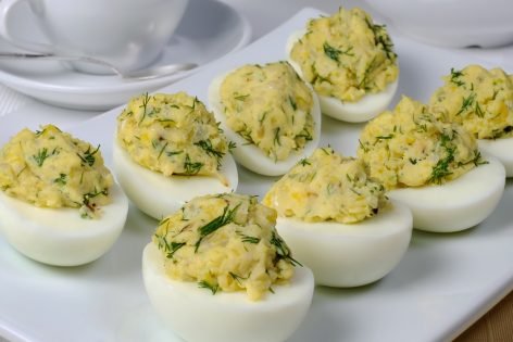 Фаршированные яйца с крабовыми палочками и плавленым сыром