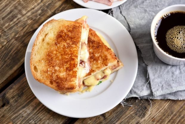 Горячий сэндвич на сковороде с яйцом на завтрак | Меню недели