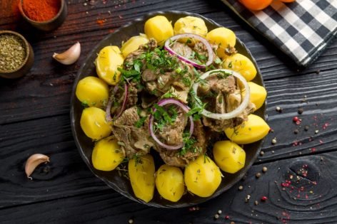 Казан-кебаб с картошкой и курицей в казане