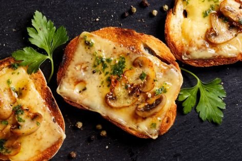 Бутерброды со свежими шампиньонами и сыром в духовке
