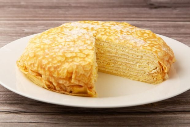 Как приготовить Домашний блинный торт с кремом из сгущенки и сливок рецепт пошагово
