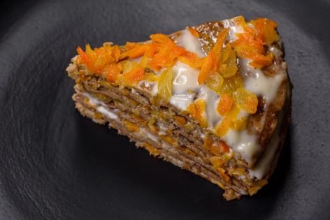 Печеночный торт из печени индейки с морковью и луком