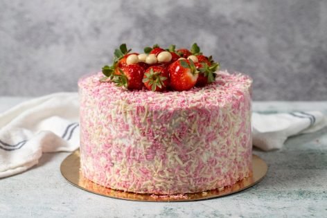 Торт Молочная девочка с ягодами