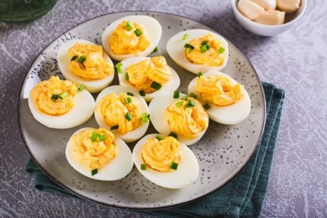 Фаршированные яйца с чесноком и майонезом