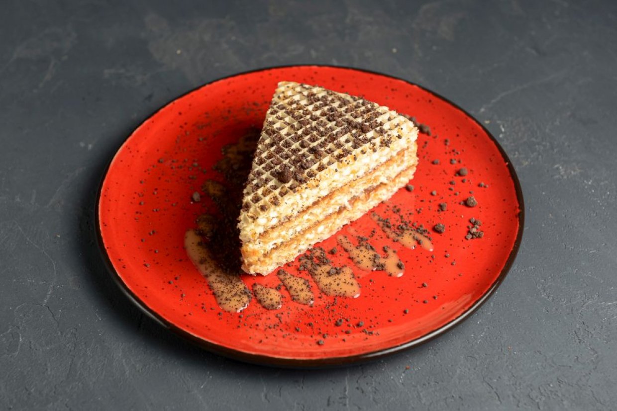 Как приготовить вафельный торт со сгущенкой: рецепт десерта, который мы любим с детства