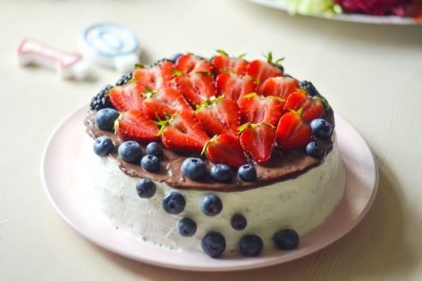 Песочный торт с ягодами