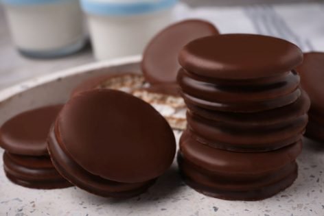 Печенье в шоколадной глазури