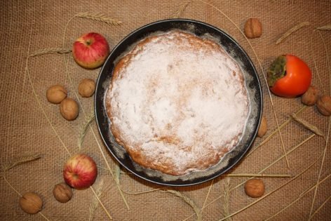Пирог с хурмой и яблоками