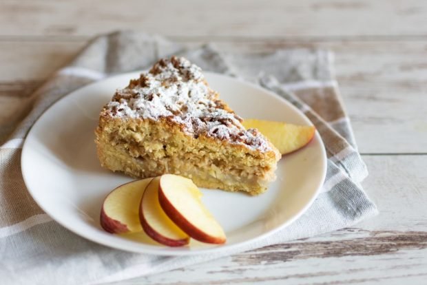 Бисквитный торт с яблоками в карамели