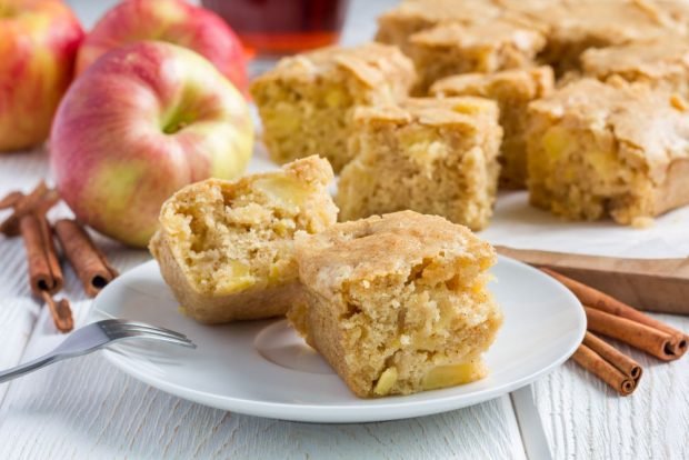 Ленивый пирог с яблоками в духовке
