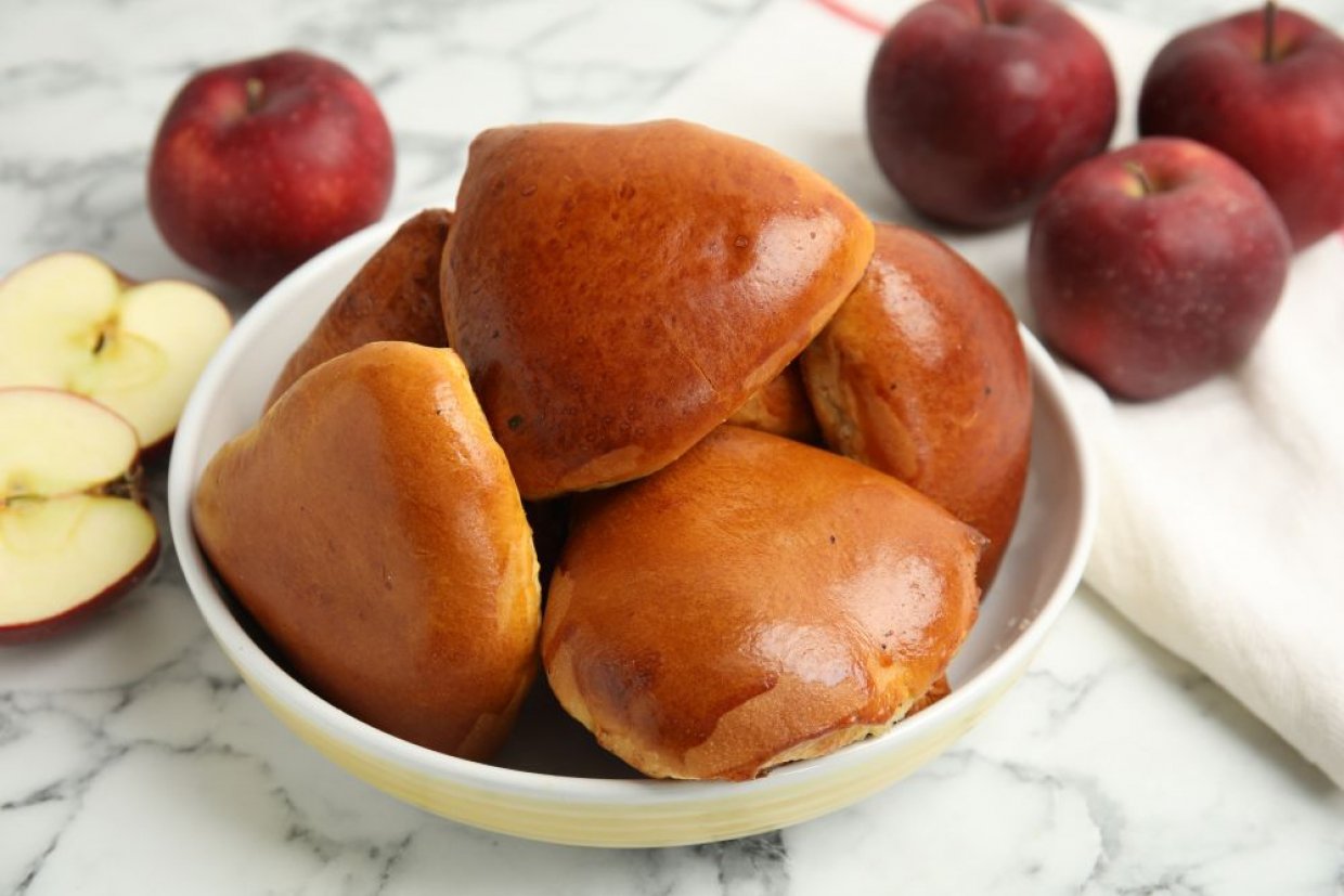 Домашние пирожки с яблоками из дрожжевого теста в духовке