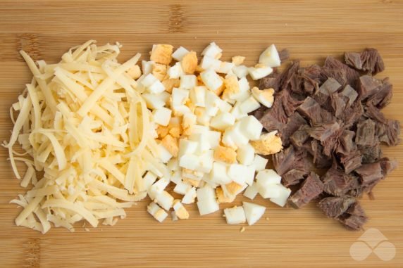 Классический салат «Мужские грезы» с говядиной – фото приготовления рецепта, шаг 2