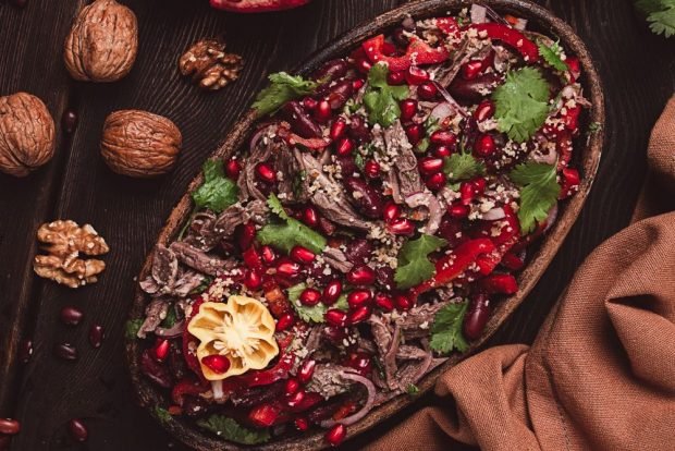 Салат «Тбилиси» с красной фасолью и куриной грудкой