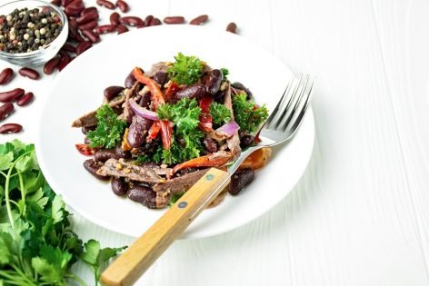 Классический салат Тбилиси с фасолью и говядиной