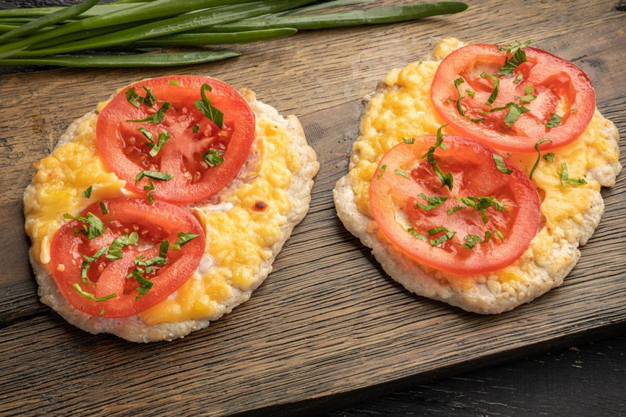 Отбивные из свинины с помидорами в духовке – простой и вкусный рецепт, как  приготовить пошагово