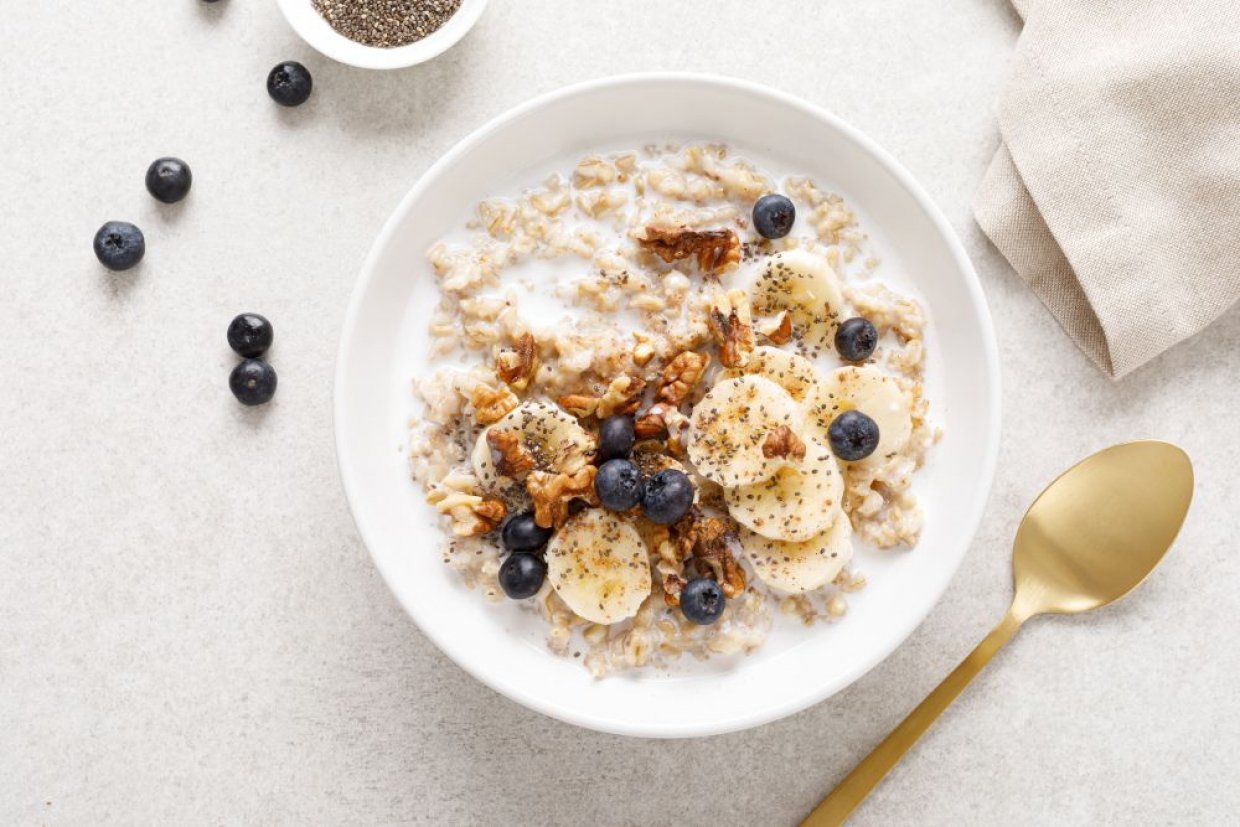 Жидкая геркулесовая каша. Bowl of Oatmeal.