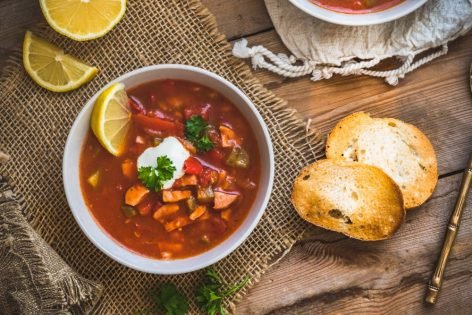 Сборная солянка с колбасой и маслинами — рецепт с фото пошагово