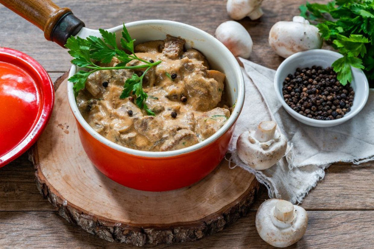 Говядина по-строгановски со сливочным соусом и грибами Говядина по-строгановски со сливочным соусом и грибами
