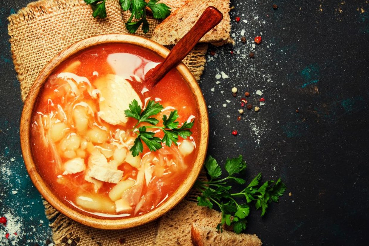 Щи из свежей капусты с курицей и томатной заправкой для сытного обеда Щи из свежей капусты с курицей и томатной заправкой для сытного обеда