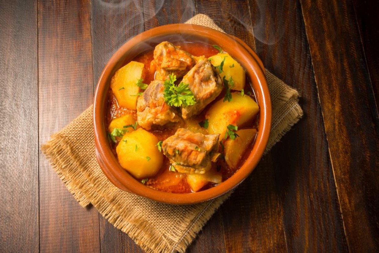 Жаркое из свинины с картошкой, морковью и луком в духовке Жаркое из свинины с картошкой, морковью и луком в духовке