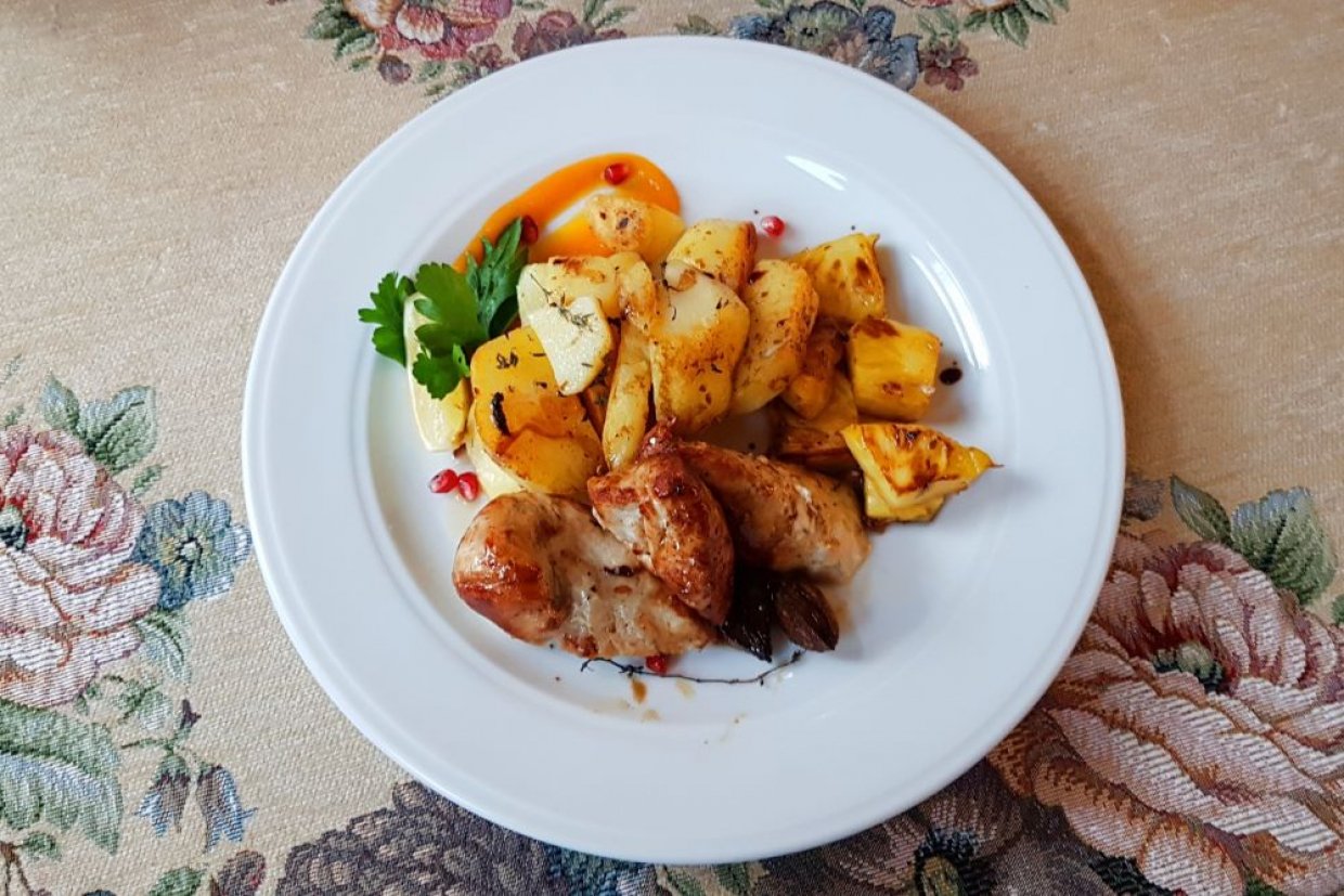 Запеченная курица с картофелем, чесноком и специями в духовке Запеченная курица с картофелем, чесноком и специями в духовке