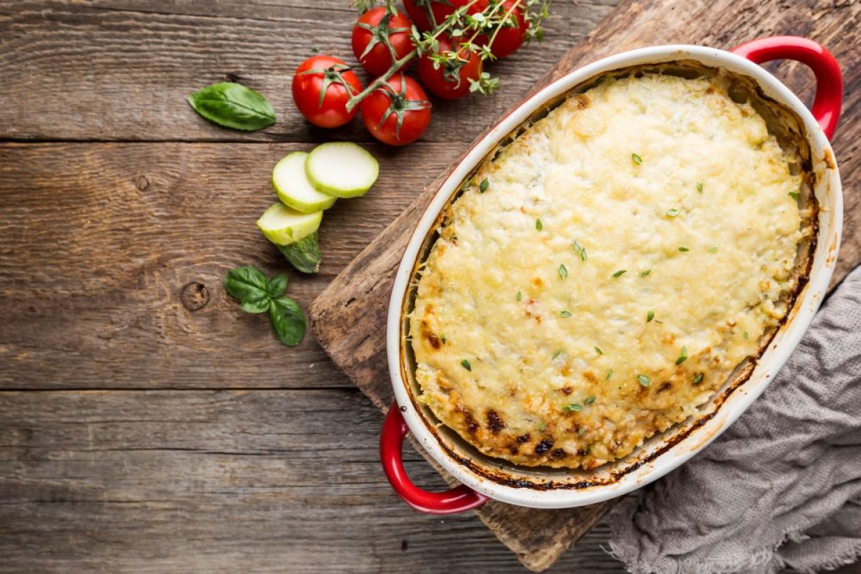 Сочная запеканка под сырной корочкой из кабачков с фаршем и помидорами Сочная запеканка под сырной корочкой из кабачков с фаршем и помидорами