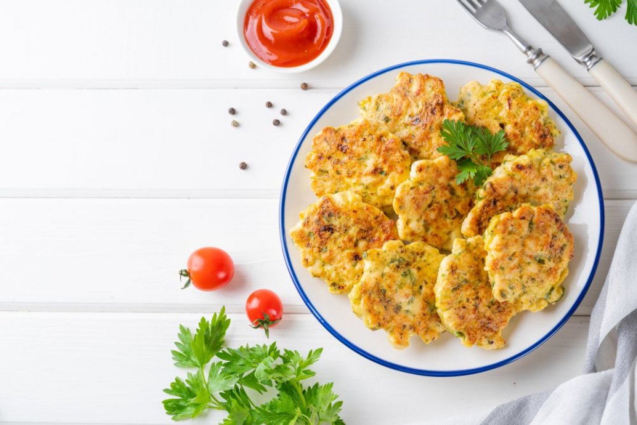 Домашние рубленые котлеты из куриной грудки с зеленью и чесноком Домашние рубленые котлеты из куриной грудки с зеленью и чесноком