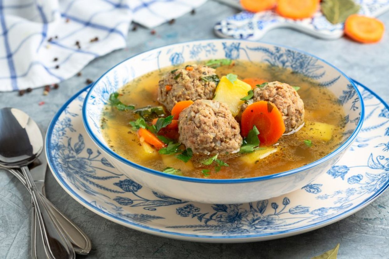 Вкусный домашний суп с фрикадельками, картошкой и морковью Вкусный домашний суп с фрикадельками, картошкой и морковью