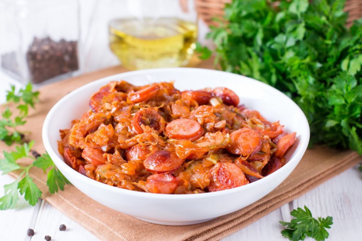 Вкусная и быстрая тушеная капуста с сосисками на сковороде Вкусная и быстрая тушеная капуста с сосисками на сковороде