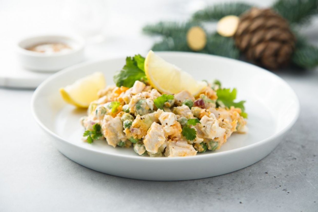 Нежный картофельный салат с яйцом и зеленым горошком